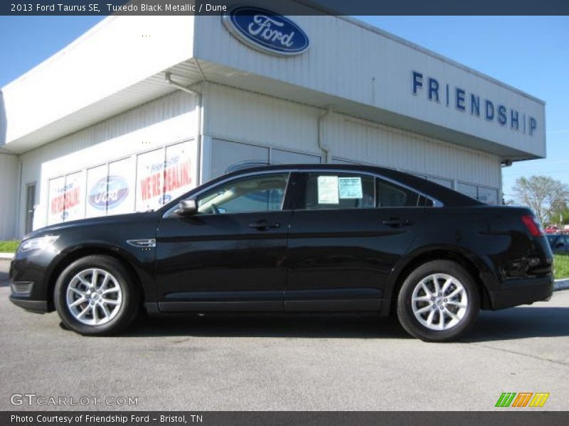 Tuxedo Black Metallic / Dune 2013 Ford Taurus SE