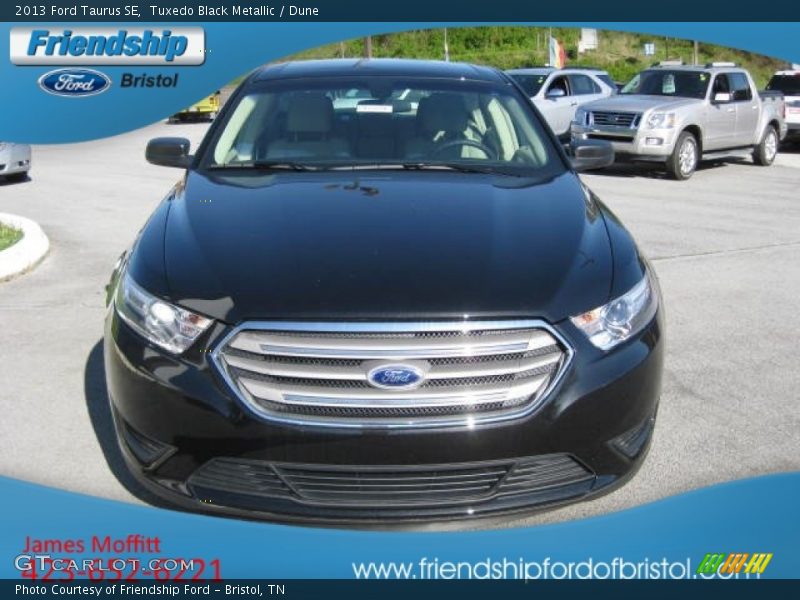 Tuxedo Black Metallic / Dune 2013 Ford Taurus SE