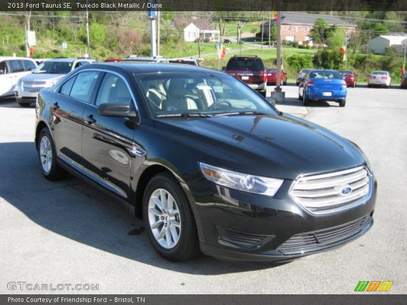 Tuxedo Black Metallic / Dune 2013 Ford Taurus SE