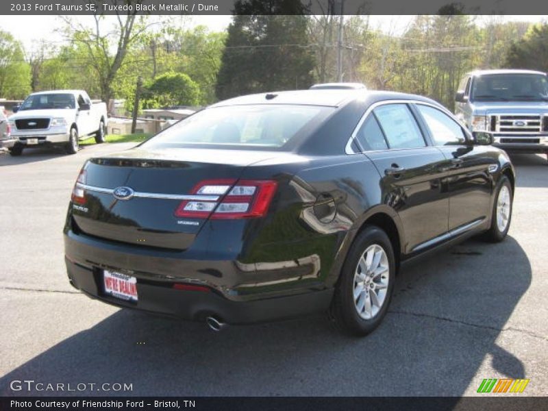 Tuxedo Black Metallic / Dune 2013 Ford Taurus SE
