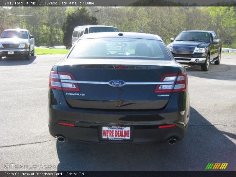 Tuxedo Black Metallic / Dune 2013 Ford Taurus SE