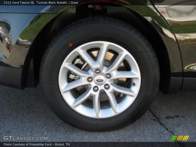 Tuxedo Black Metallic / Dune 2013 Ford Taurus SE
