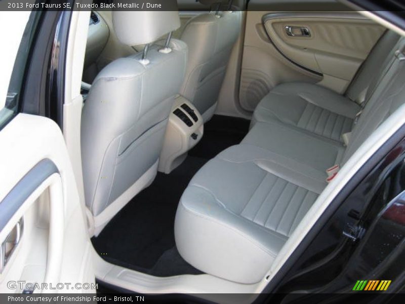 Tuxedo Black Metallic / Dune 2013 Ford Taurus SE