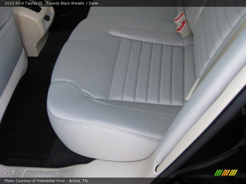 Tuxedo Black Metallic / Dune 2013 Ford Taurus SE