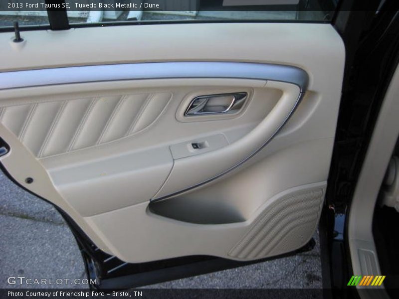Tuxedo Black Metallic / Dune 2013 Ford Taurus SE