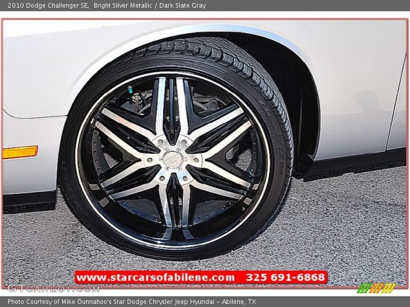 Bright Silver Metallic / Dark Slate Gray 2010 Dodge Challenger SE