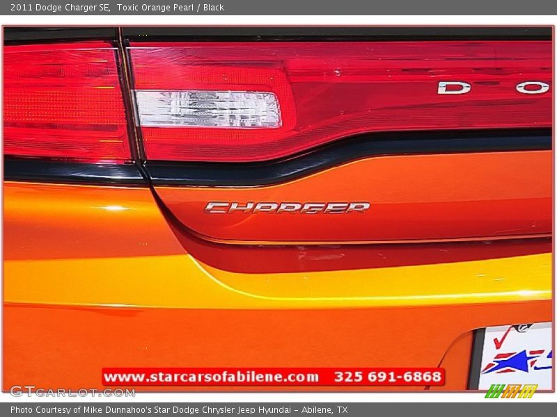 Toxic Orange Pearl / Black 2011 Dodge Charger SE