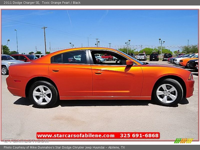 Toxic Orange Pearl / Black 2011 Dodge Charger SE