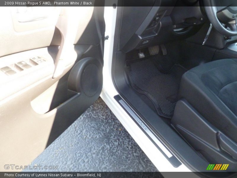 Phantom White / Black 2009 Nissan Rogue S AWD