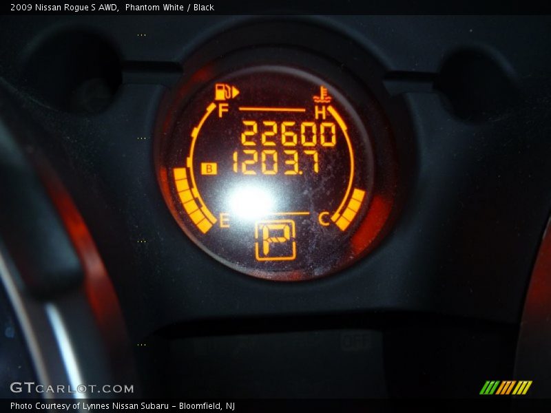 Phantom White / Black 2009 Nissan Rogue S AWD