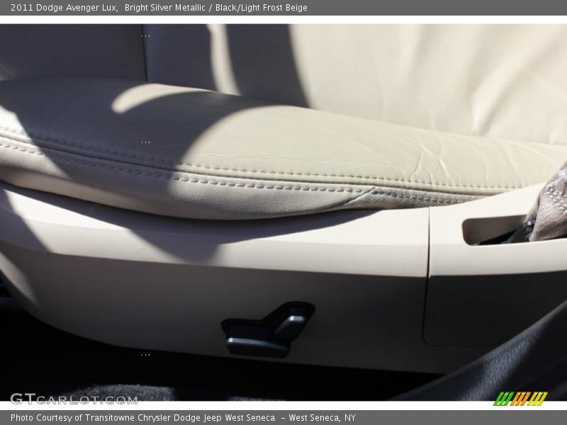Bright Silver Metallic / Black/Light Frost Beige 2011 Dodge Avenger Lux