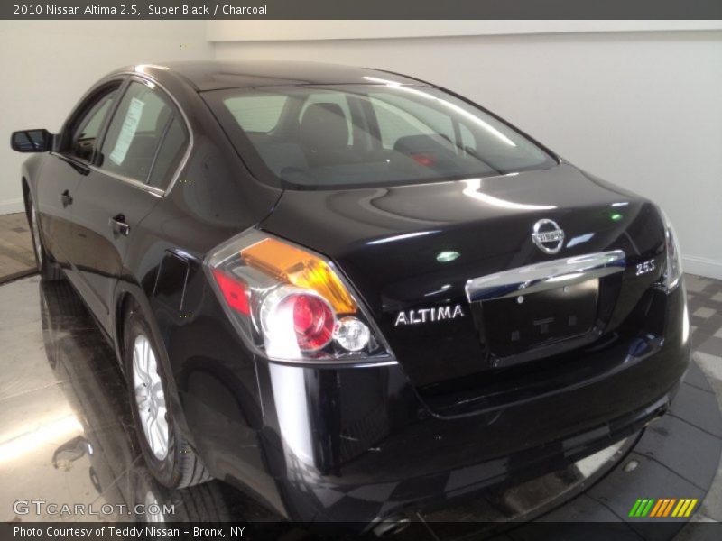 Super Black / Charcoal 2010 Nissan Altima 2.5
