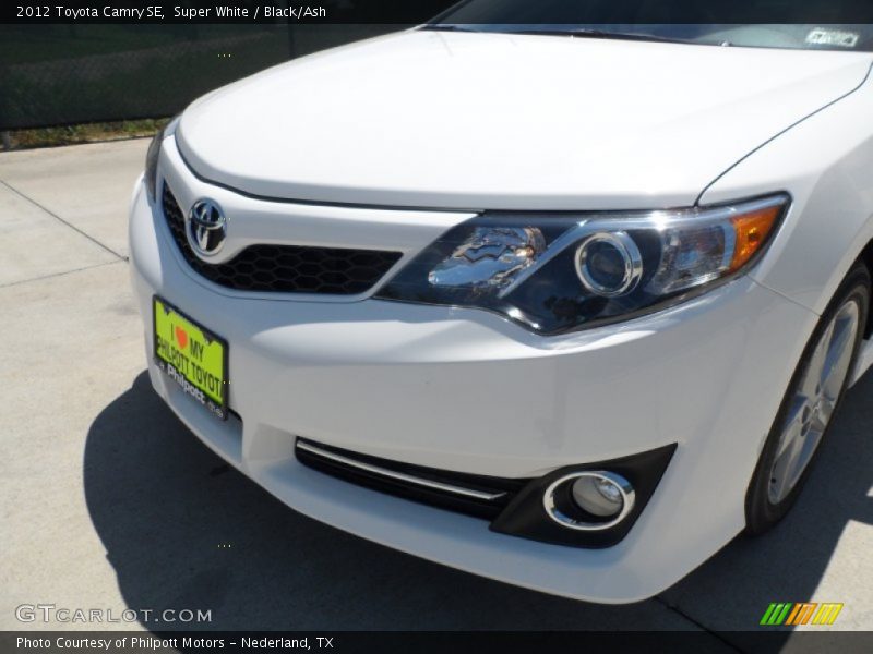 Super White / Black/Ash 2012 Toyota Camry SE