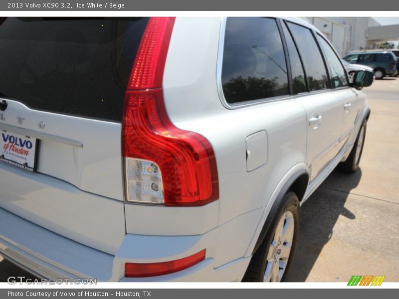 Ice White / Beige 2013 Volvo XC90 3.2