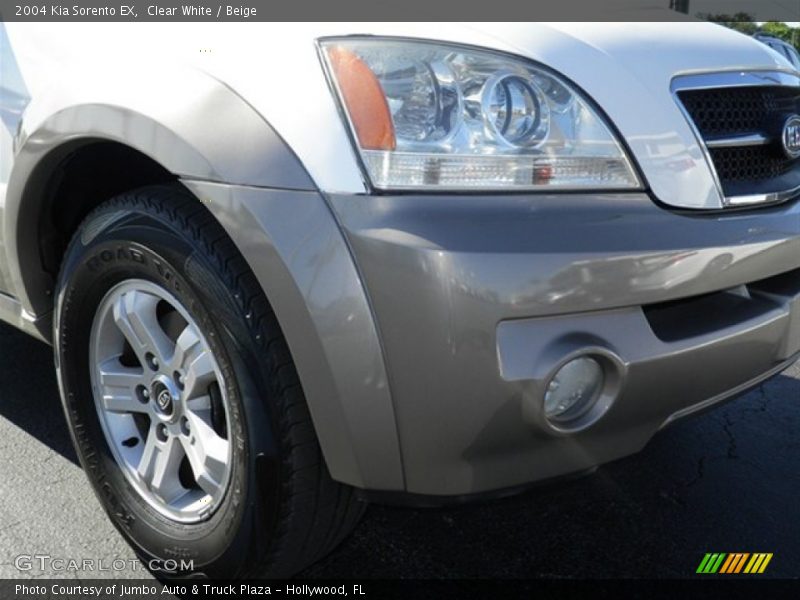 Clear White / Beige 2004 Kia Sorento EX