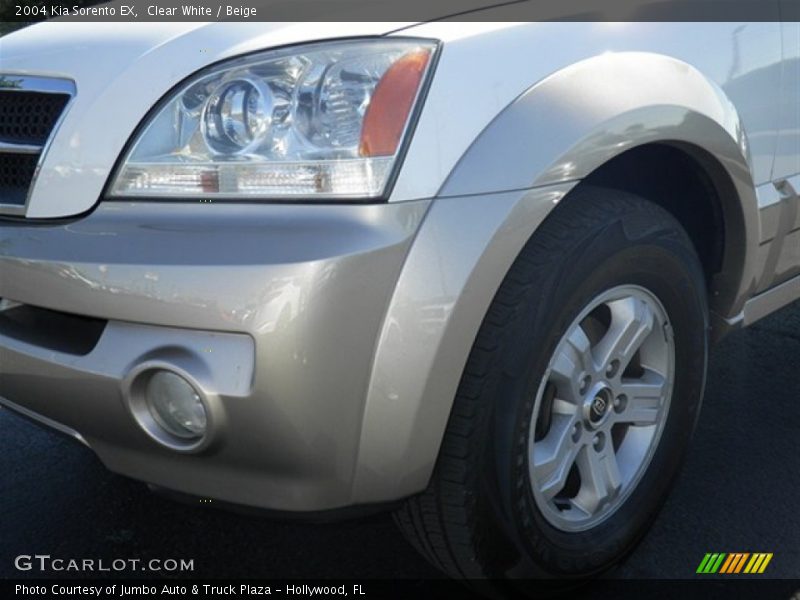 Clear White / Beige 2004 Kia Sorento EX