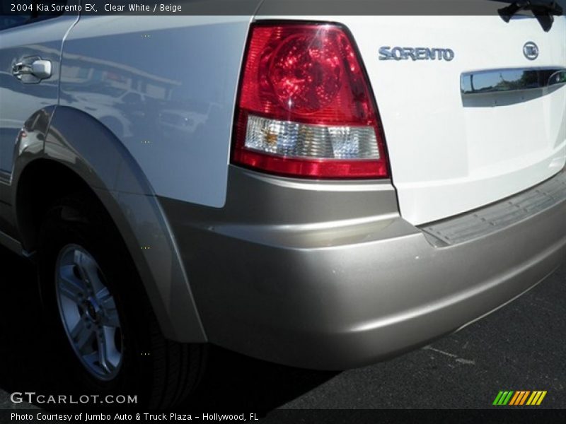 Clear White / Beige 2004 Kia Sorento EX