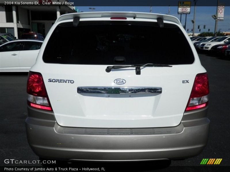 Clear White / Beige 2004 Kia Sorento EX