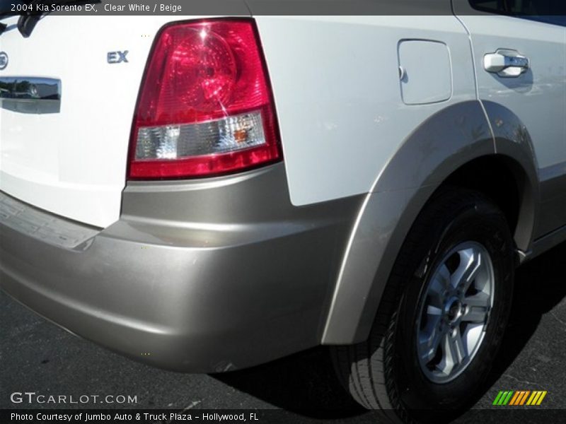 Clear White / Beige 2004 Kia Sorento EX
