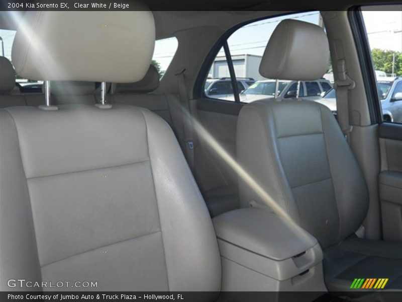 Clear White / Beige 2004 Kia Sorento EX