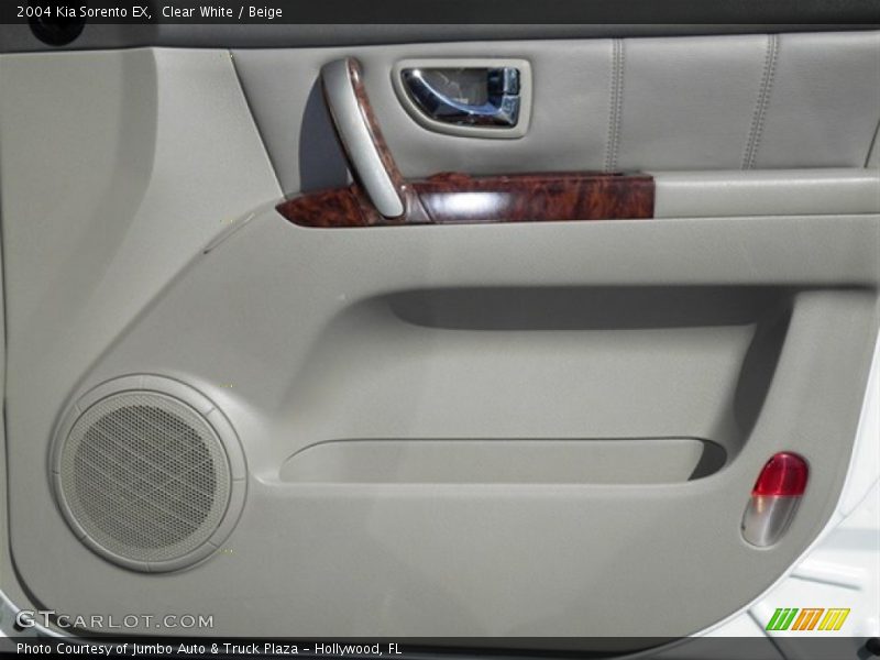 Clear White / Beige 2004 Kia Sorento EX
