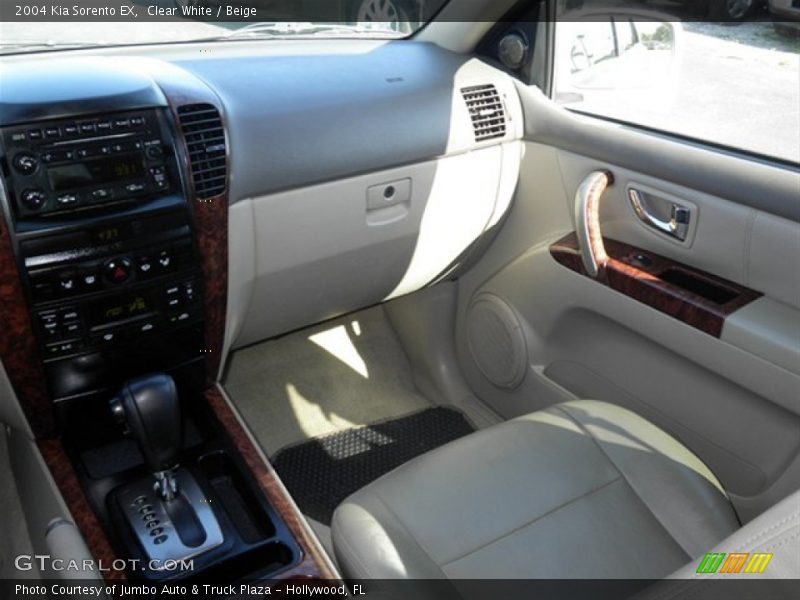 Clear White / Beige 2004 Kia Sorento EX