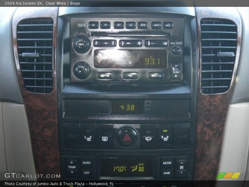 Clear White / Beige 2004 Kia Sorento EX