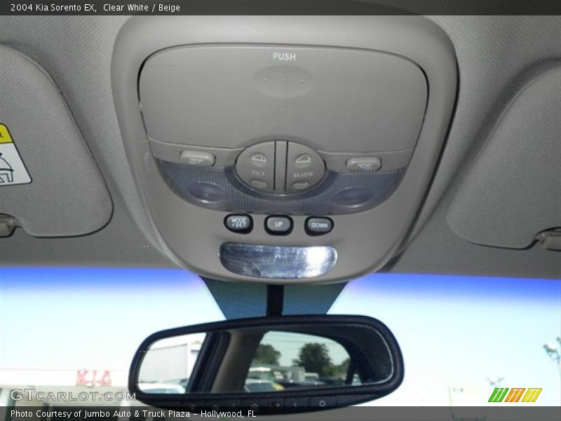 Clear White / Beige 2004 Kia Sorento EX