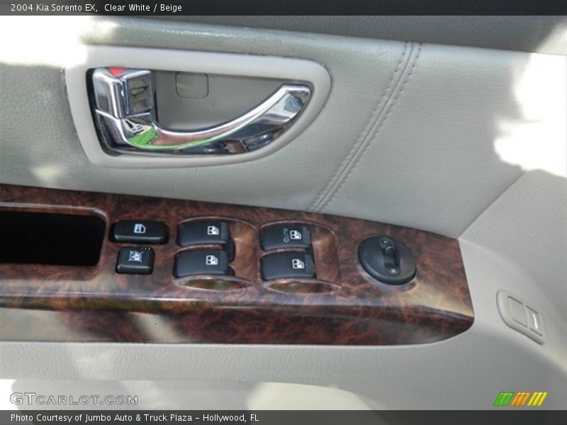 Clear White / Beige 2004 Kia Sorento EX