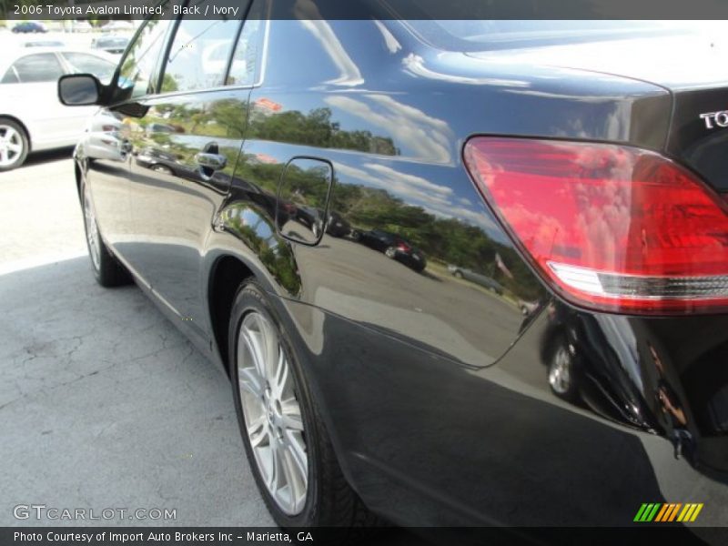 Black / Ivory 2006 Toyota Avalon Limited