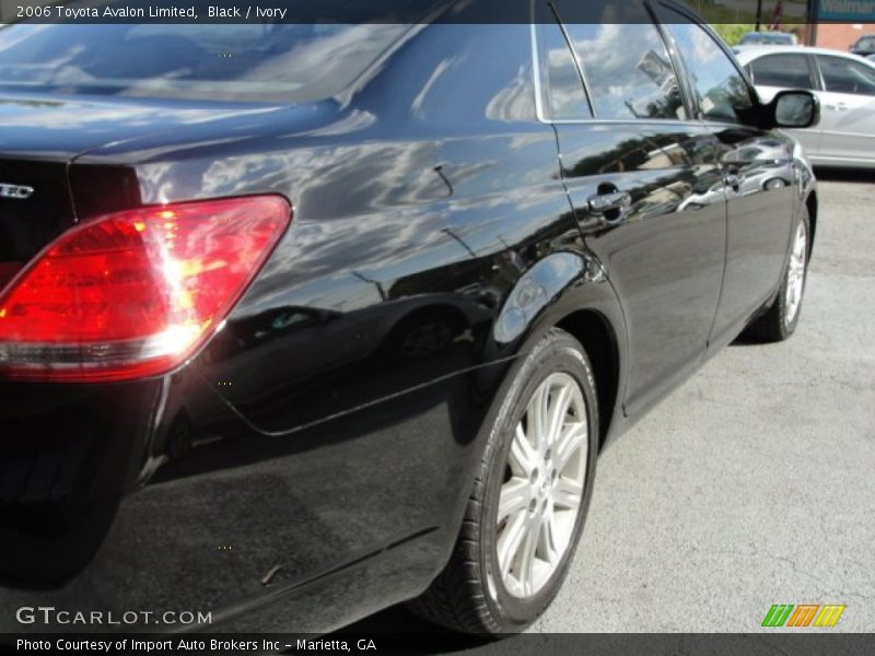 Black / Ivory 2006 Toyota Avalon Limited