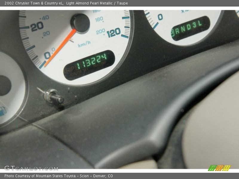 Light Almond Pearl Metallic / Taupe 2002 Chrysler Town & Country eL