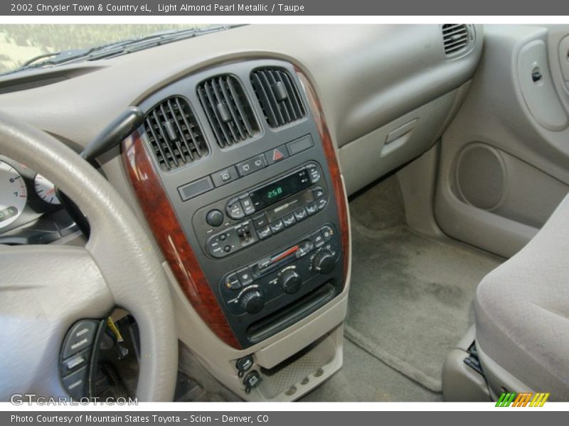 Light Almond Pearl Metallic / Taupe 2002 Chrysler Town & Country eL