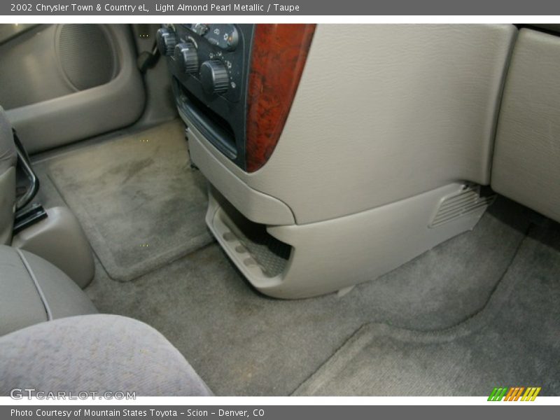 Light Almond Pearl Metallic / Taupe 2002 Chrysler Town & Country eL