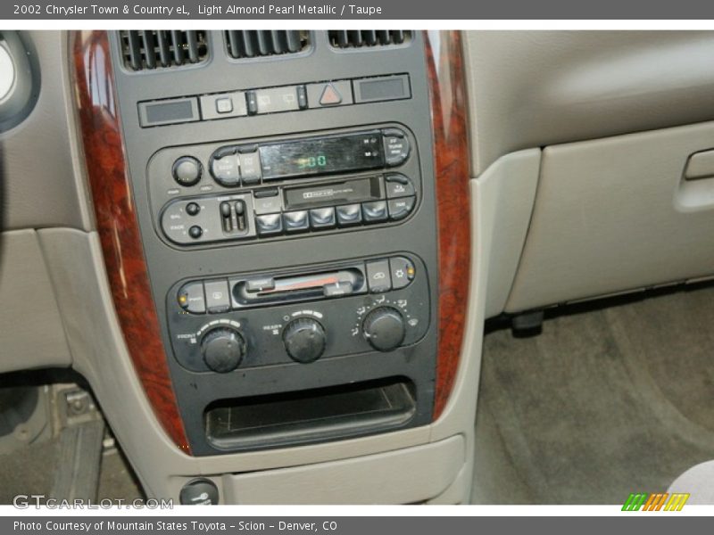 Light Almond Pearl Metallic / Taupe 2002 Chrysler Town & Country eL