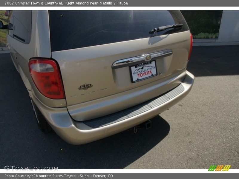 Light Almond Pearl Metallic / Taupe 2002 Chrysler Town & Country eL