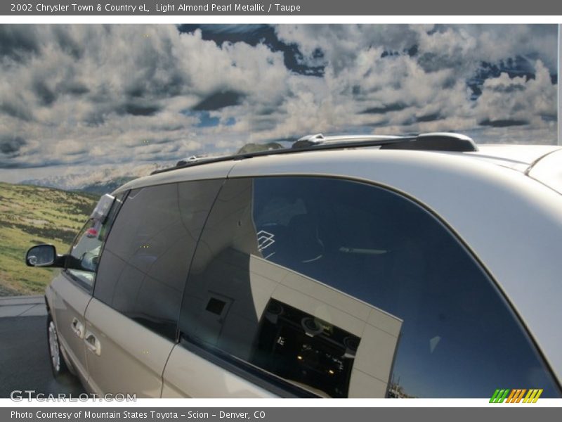 Light Almond Pearl Metallic / Taupe 2002 Chrysler Town & Country eL