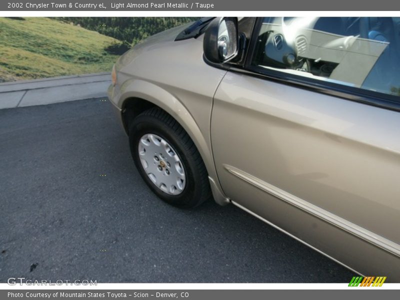 Light Almond Pearl Metallic / Taupe 2002 Chrysler Town & Country eL