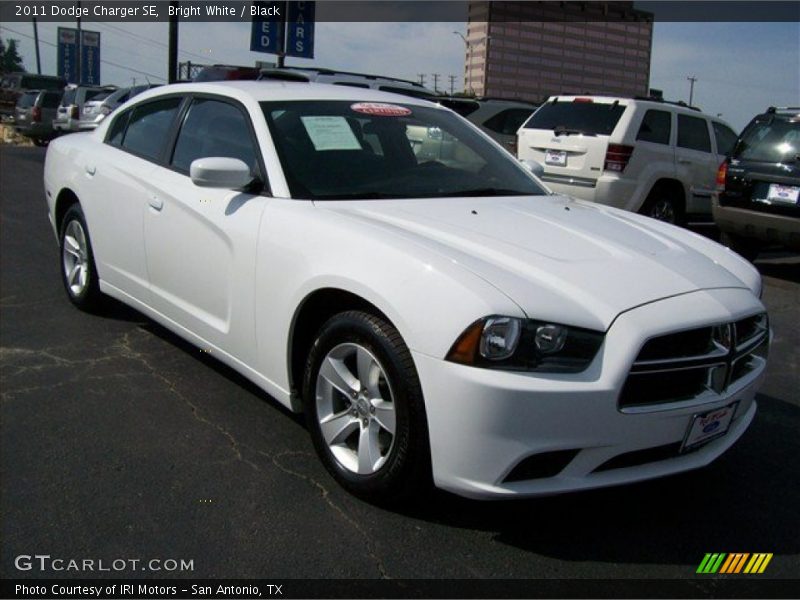 Bright White / Black 2011 Dodge Charger SE