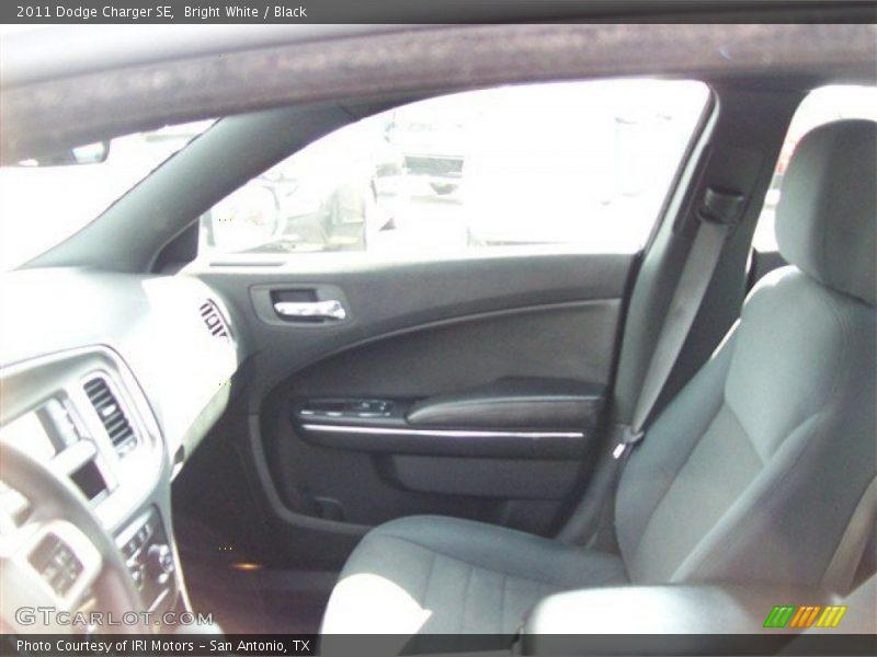 Bright White / Black 2011 Dodge Charger SE