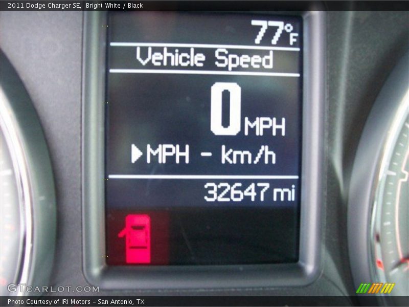 Bright White / Black 2011 Dodge Charger SE