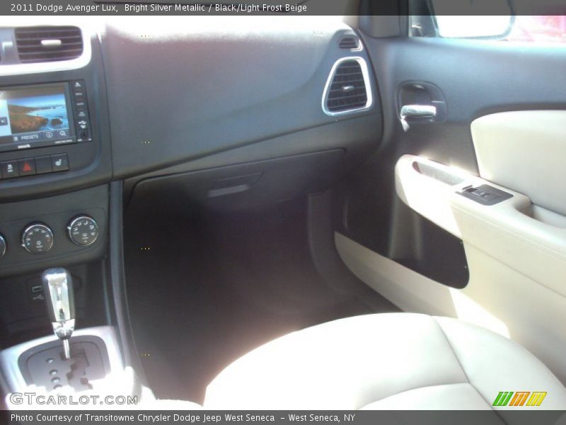Bright Silver Metallic / Black/Light Frost Beige 2011 Dodge Avenger Lux