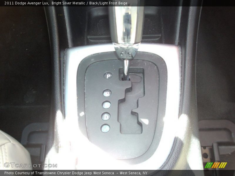 Bright Silver Metallic / Black/Light Frost Beige 2011 Dodge Avenger Lux