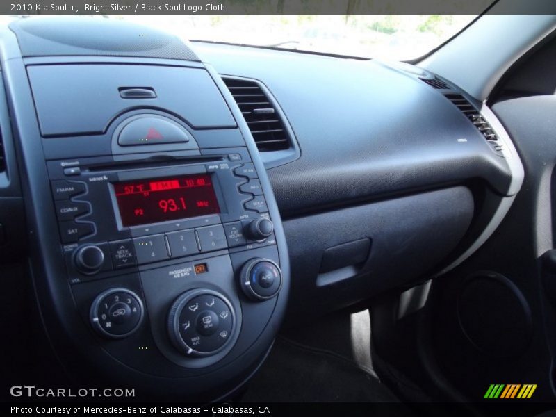 Bright Silver / Black Soul Logo Cloth 2010 Kia Soul +