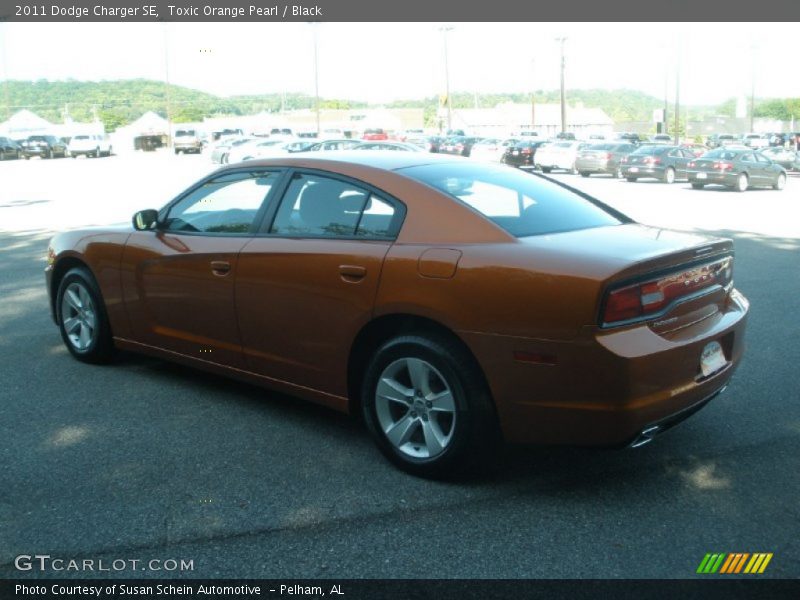 Toxic Orange Pearl / Black 2011 Dodge Charger SE