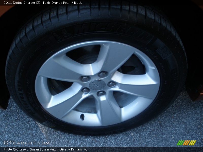 Toxic Orange Pearl / Black 2011 Dodge Charger SE