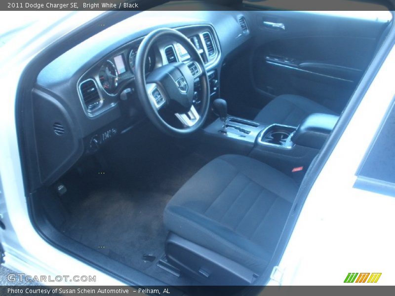 Bright White / Black 2011 Dodge Charger SE