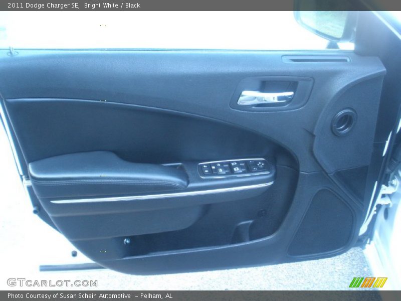 Bright White / Black 2011 Dodge Charger SE