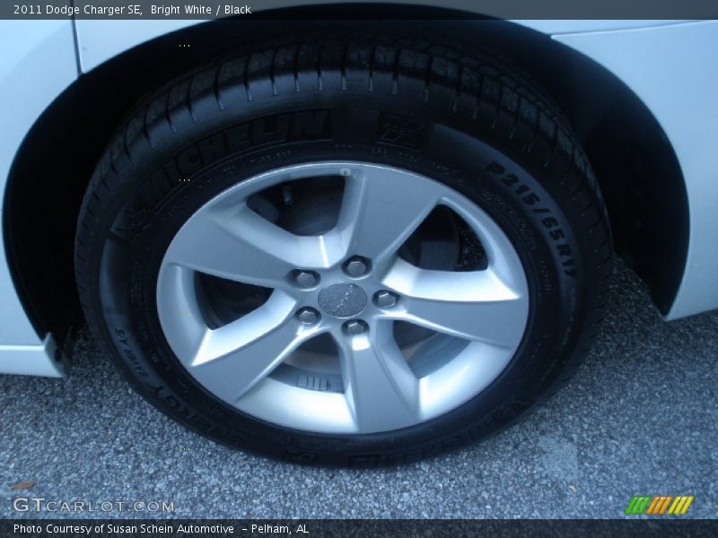 Bright White / Black 2011 Dodge Charger SE