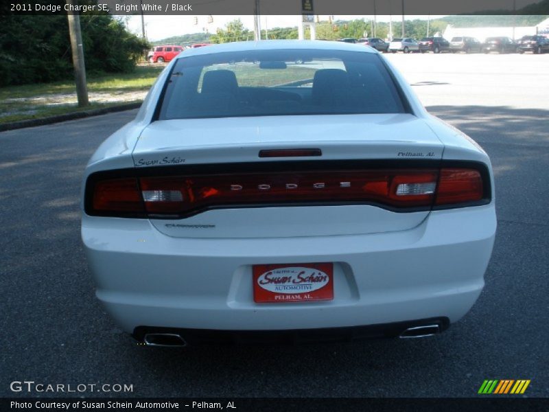 Bright White / Black 2011 Dodge Charger SE